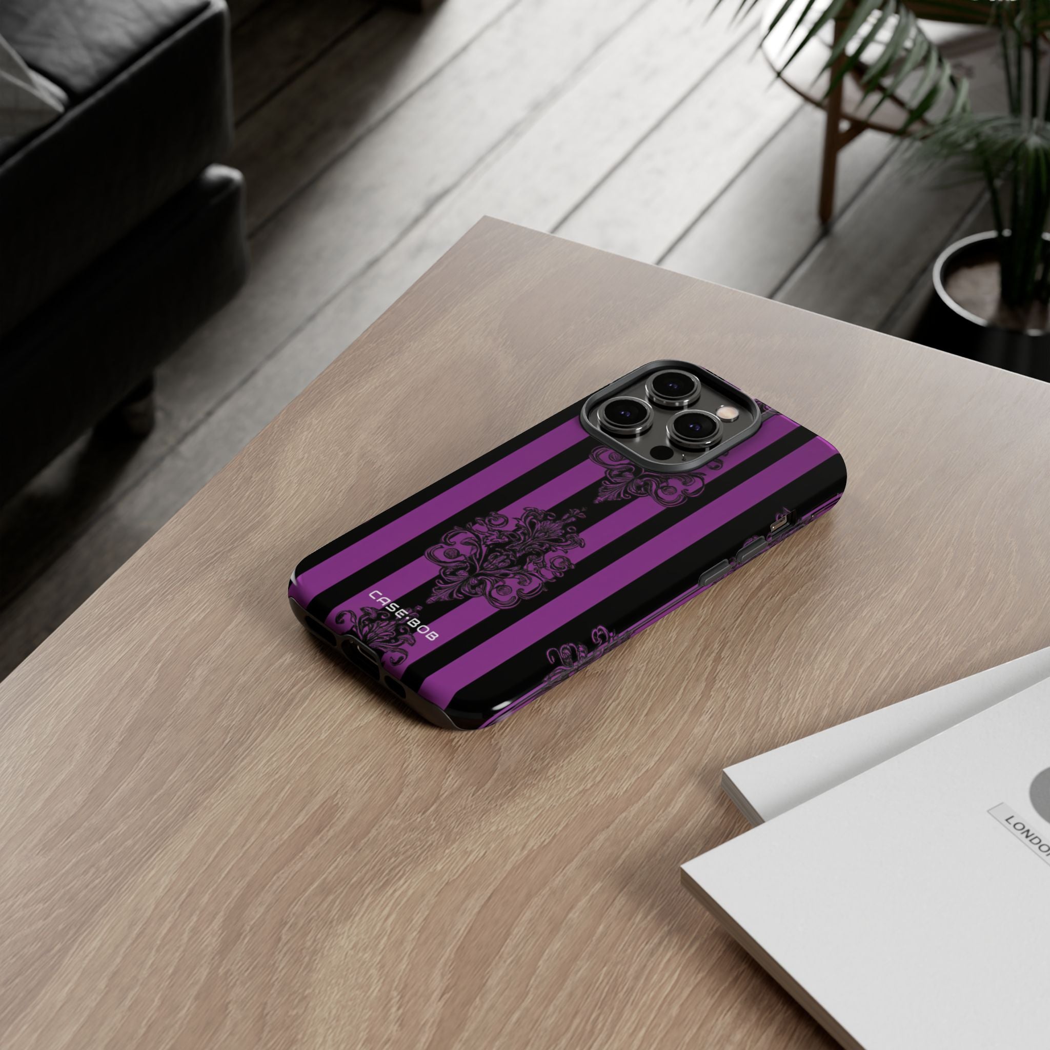 Damask Elegance Purple iPhone 14 Pro - Kova suojakotelo