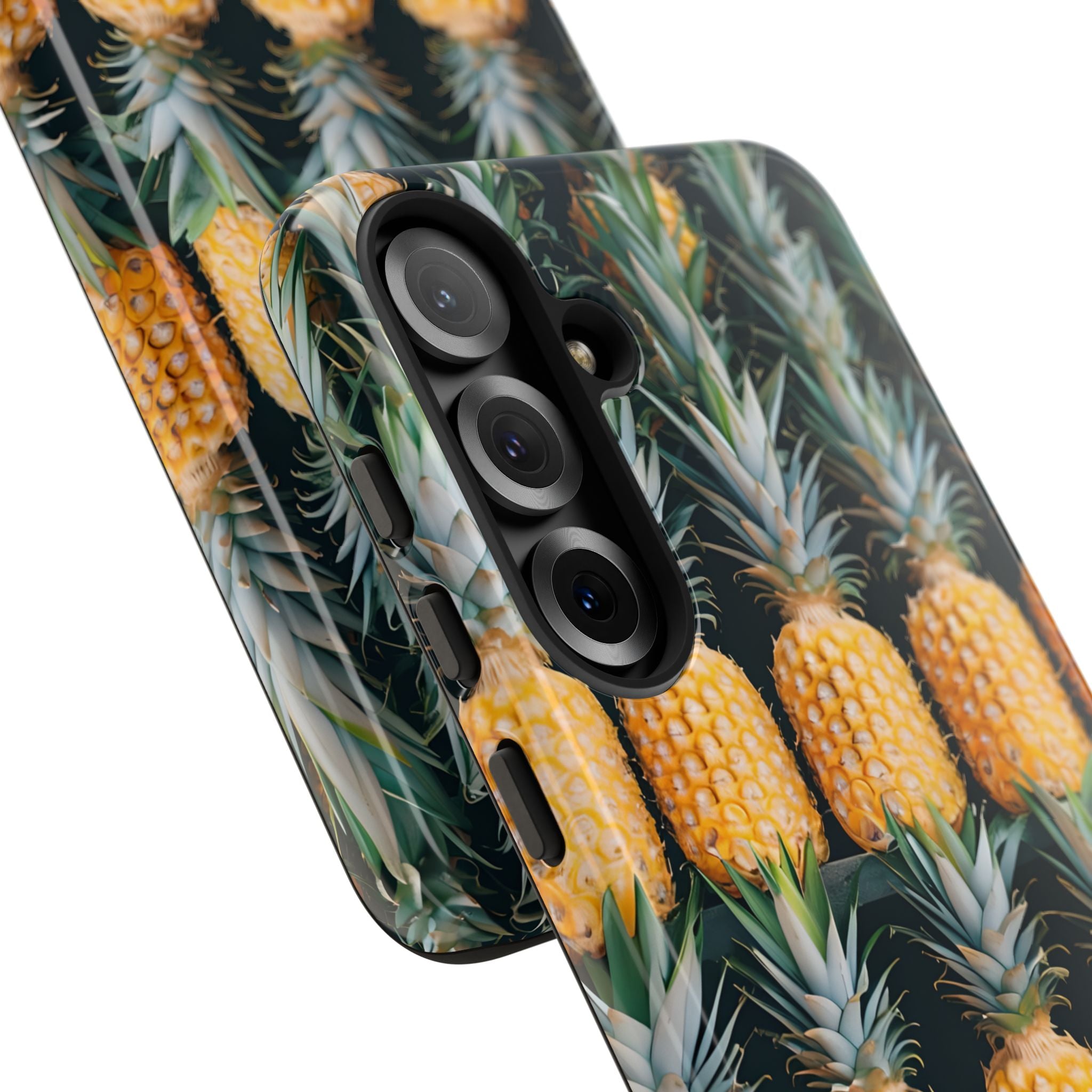 Filas de piñas doradas