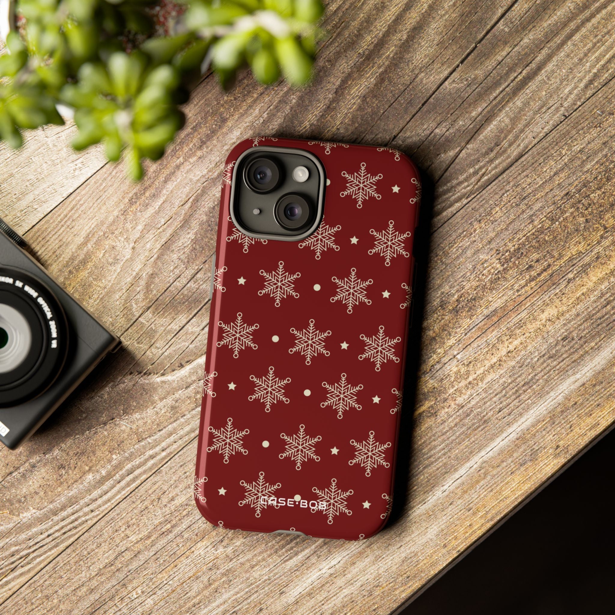 Cream Snowflake Crimson iPhone 15 Skal - Tough