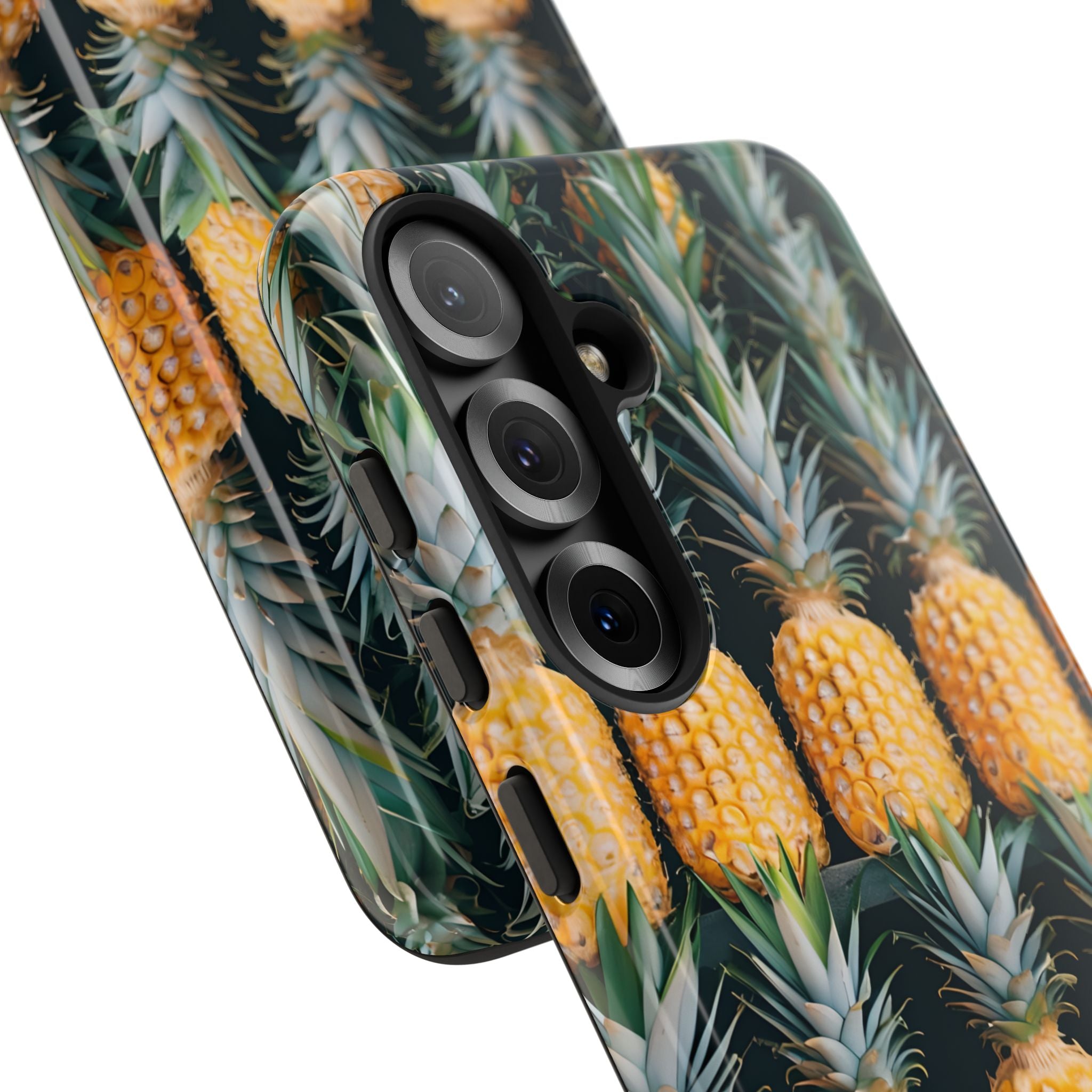 Filas de piñas doradas