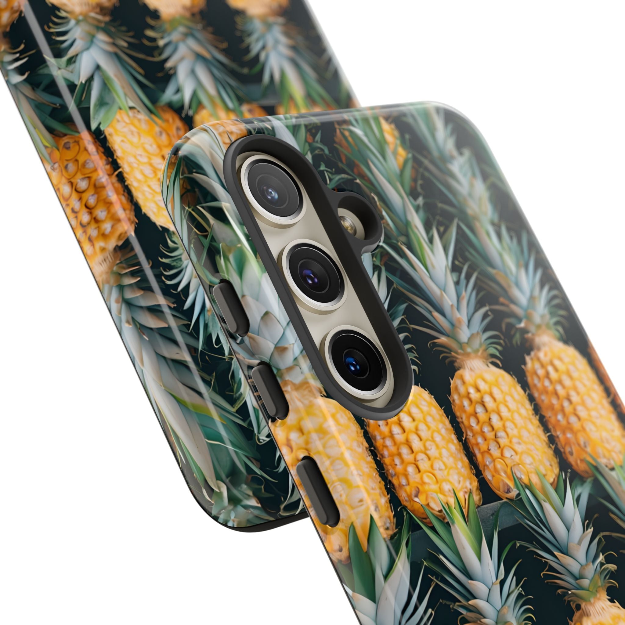 Filas de piñas doradas