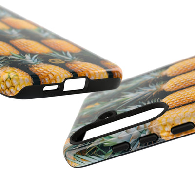 Filas de piñas doradas