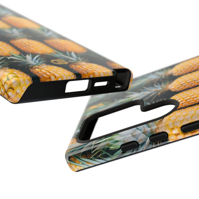 Filas de piñas doradas