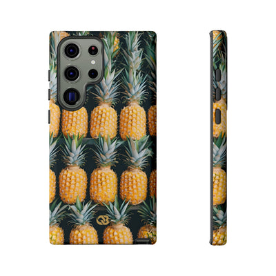 Filas de piñas doradas